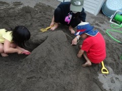 砂遊び　2人で掘る
